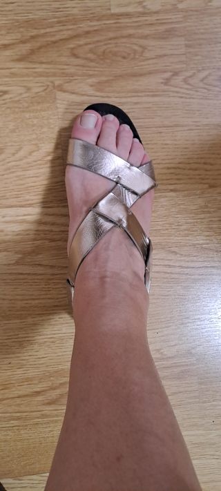 Sandalias doradas de Zara Talla 40