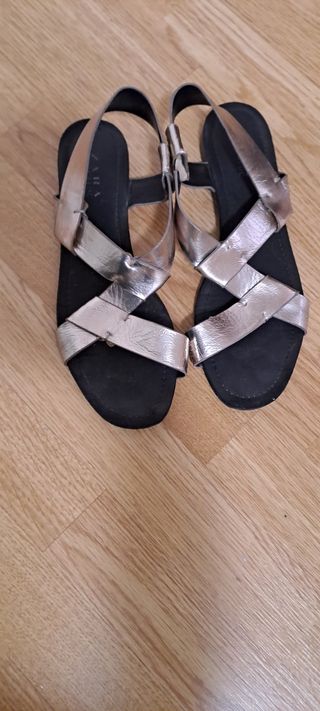 Sandalias doradas de Zara Talla 40