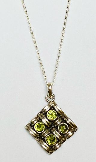 Colgante de peridoto y cadena en plata de ley 925 