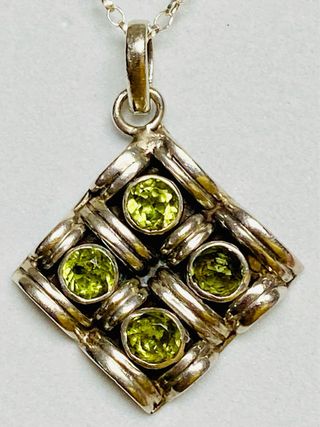 Colgante de peridoto y cadena en plata de ley 925 