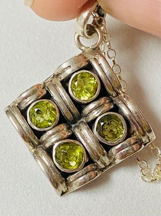 Colgante de peridoto y cadena en plata de ley 925 