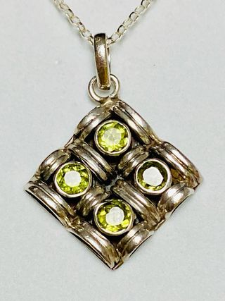 Colgante de peridoto y cadena en plata de ley 925 