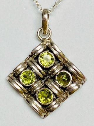 Colgante de peridoto y cadena en plata de ley 925 