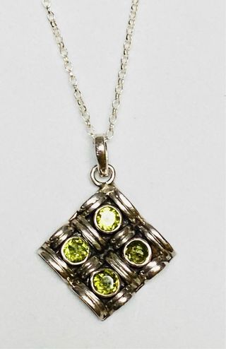 Colgante de peridoto y cadena en plata de ley 925 
