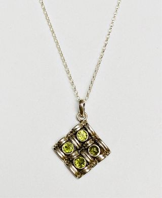 Colgante de peridoto y cadena en plata de ley 925 