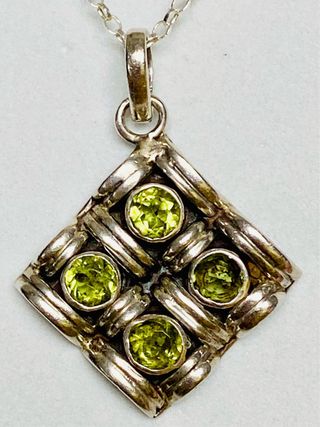 Colgante de peridoto y cadena en plata de ley 925 