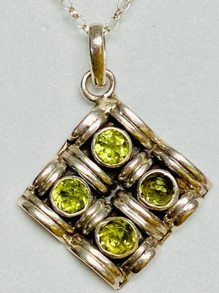 Colgante de peridoto y cadena en plata de ley 925 