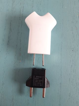 conector 220v a usb. Adaptador americano a europeo