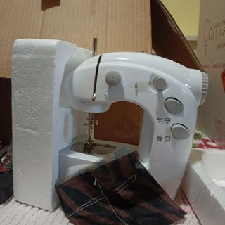 Macchina da cucire piccola portatile