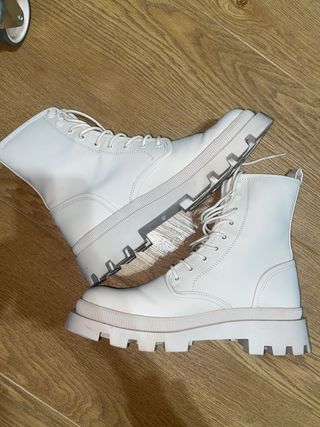 Botines planos acordonados