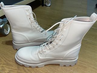 Botines planos acordonados