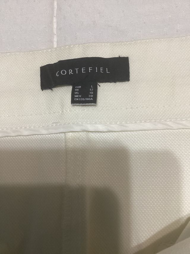 Falda , color blanco roto , Cortefiel T L .