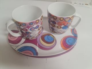 Duas canecas e dois pratos gato preto