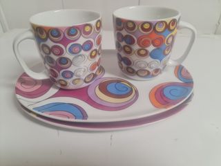 Duas canecas e dois pratos gato preto