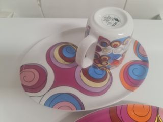 Duas canecas e dois pratos gato preto