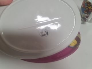 Duas canecas e dois pratos gato preto