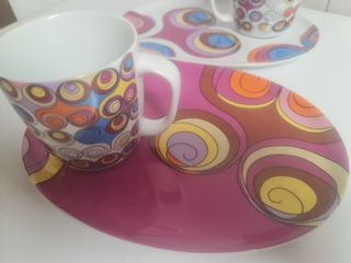 Duas canecas e dois pratos gato preto