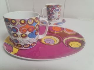 Duas canecas e dois pratos gato preto