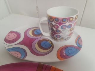 Duas canecas e dois pratos gato preto