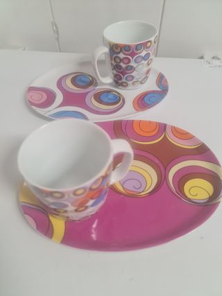 Duas canecas e dois pratos gato preto