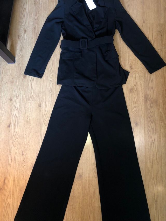 Traje chaqueta y pantalón negro