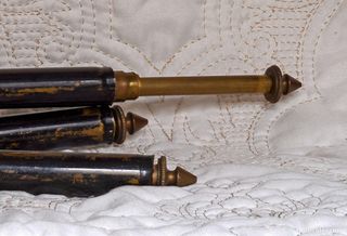 TRÍPODE ANTIGUO EN BRONCE/LATÓN ESMALTADO EN NEGRO