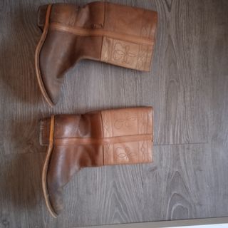 Botas camperas. Caballo. Feria.  Traje de gitana