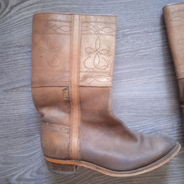 Botas camperas. Caballo. Feria.  Traje de gitana