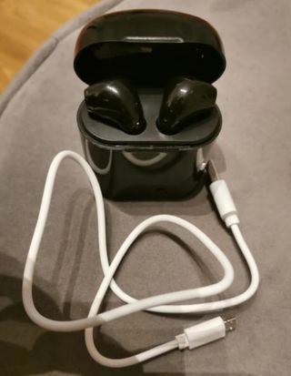 Auriculares negros inalámbricos nuevos 