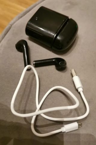 Auriculares negros inalámbricos nuevos 