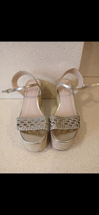 Sandalias Zara súper nuevas doradas. 