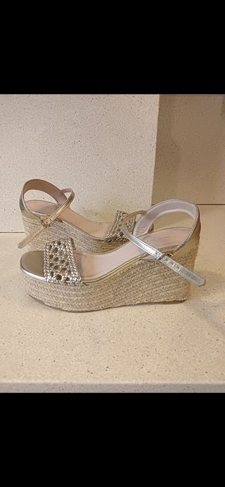 Sandalias Zara súper nuevas doradas. 