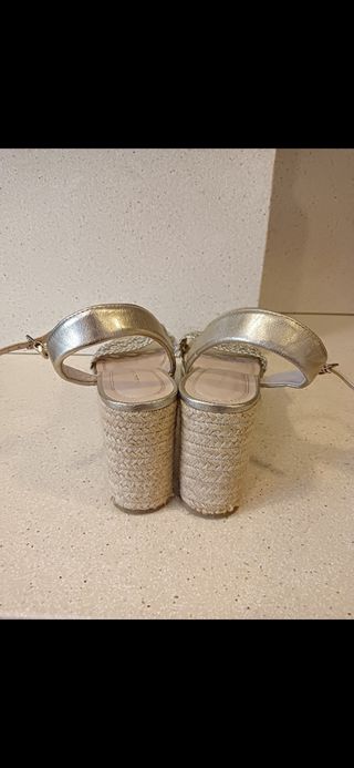 Sandalias Zara súper nuevas doradas. 