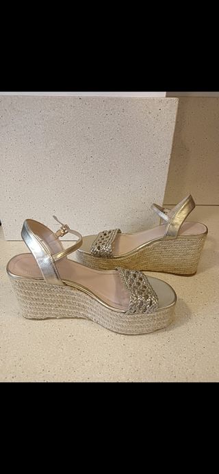 Sandalias Zara súper nuevas doradas. 