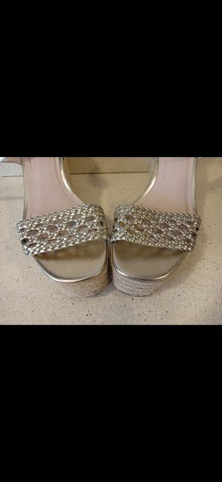 Sandalias Zara súper nuevas doradas. 