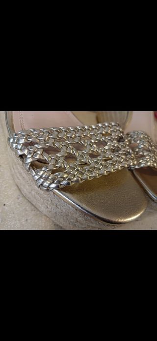 Sandalias Zara súper nuevas doradas. 