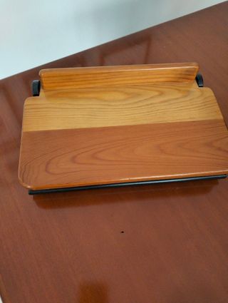 Precioso atril de madera