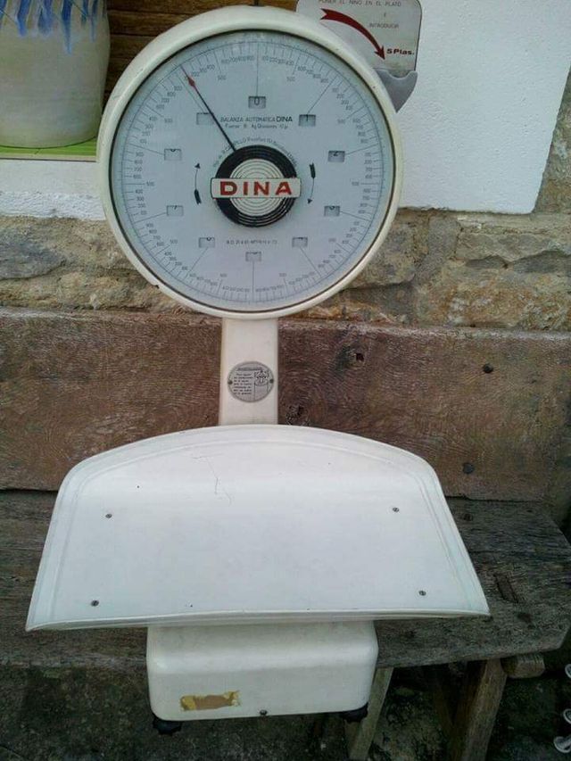 BÁSCULA PESA BEBES AÑOS 70