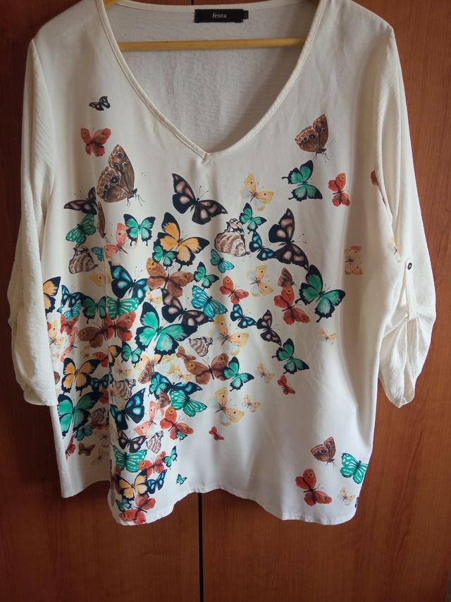 Blusa con estampado de mariposas