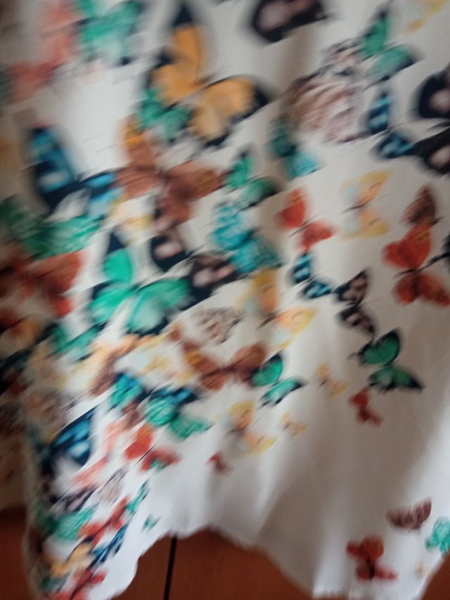 Blusa con estampado de mariposas