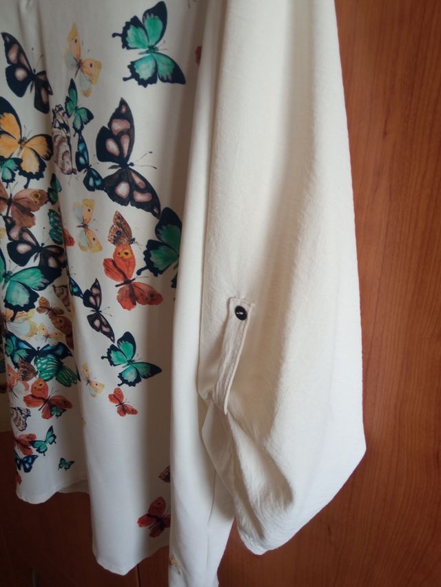 Blusa con estampado de mariposas
