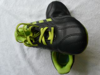 Botas de fútbol piel multitaco Nº30.