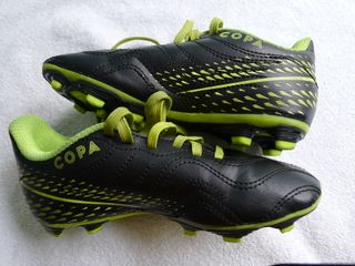 Botas de fútbol piel multitaco Nº30.