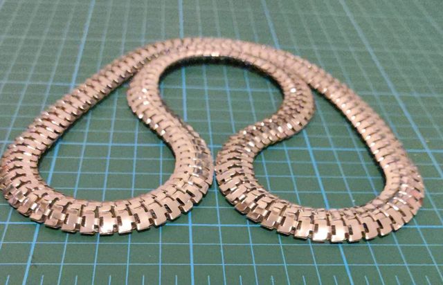 Collana maglia in acciaio con piastrine lucide