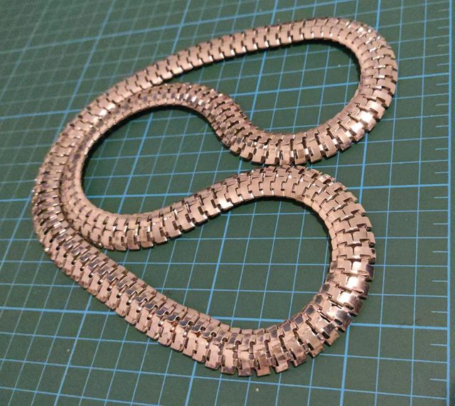 Collana maglia in acciaio con piastrine lucide