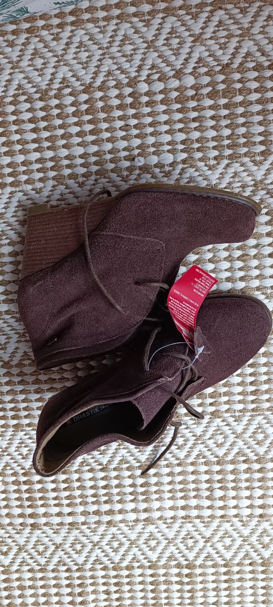 Botines marrones de ante con cuña