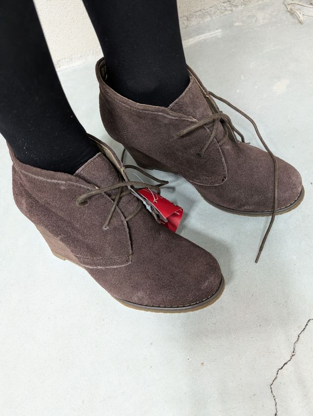 Botines marrones de ante con cuña