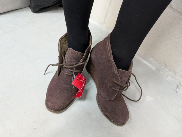 Botines marrones de ante con cuña