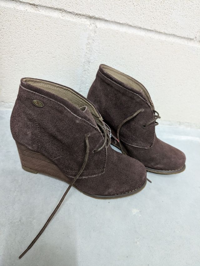 Botines marrones de ante con cuña