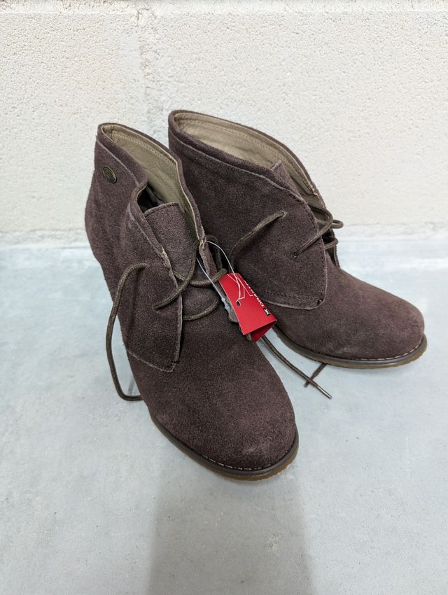 Botines marrones de ante con cuña